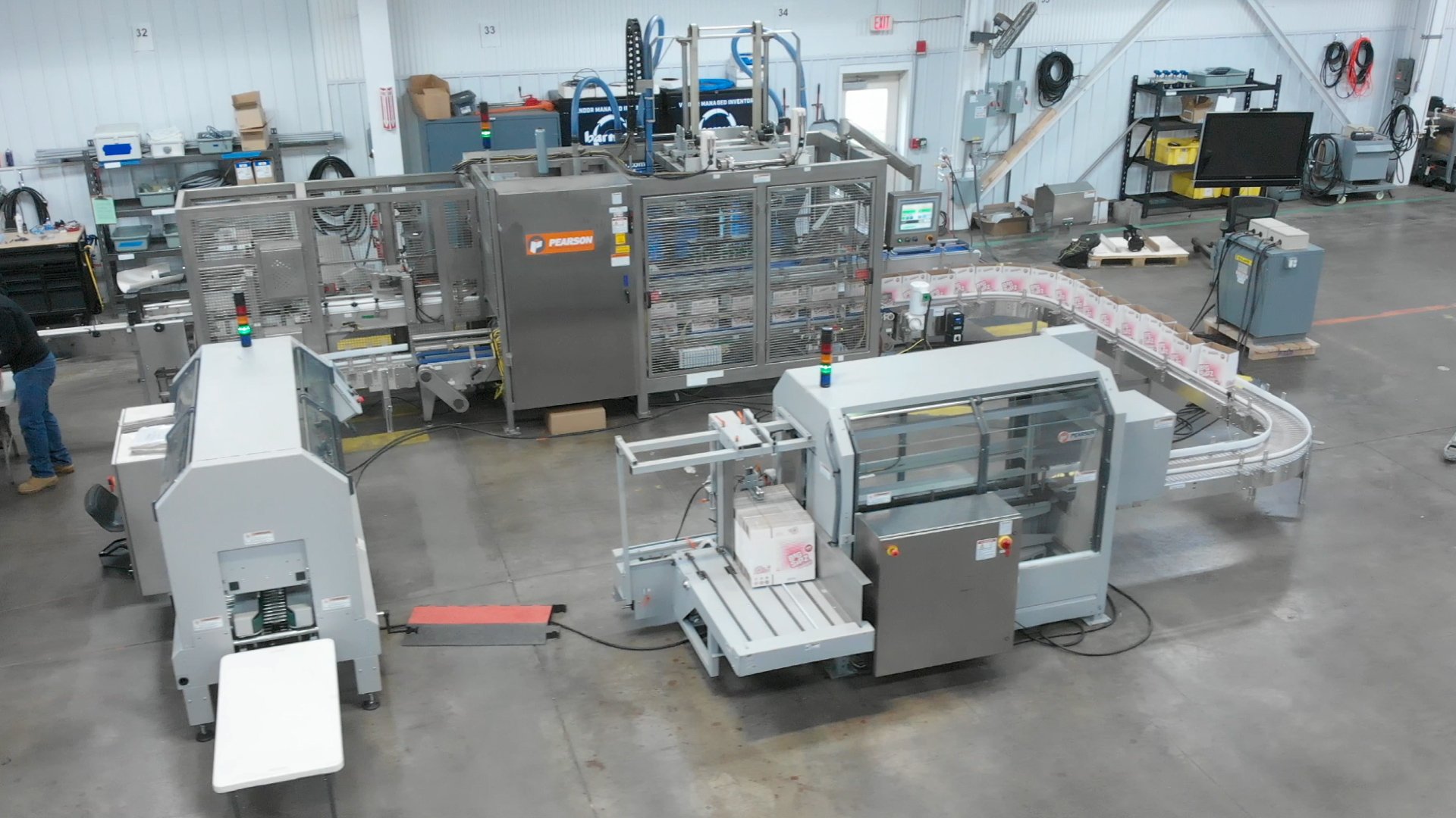 Fully automated end-of-line case packing system.